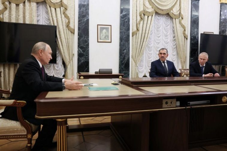يلتقي الرئيس بوتين قائد الأركان