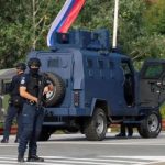 تحاصر الشرطة، كوسوفو، 30 مسلحًا، هجوم مسلح