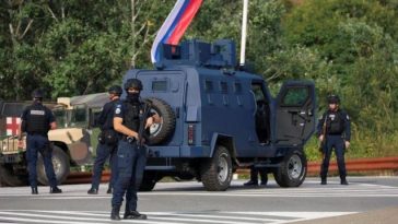 تحاصر الشرطة، كوسوفو، 30 مسلحًا، هجوم مسلح