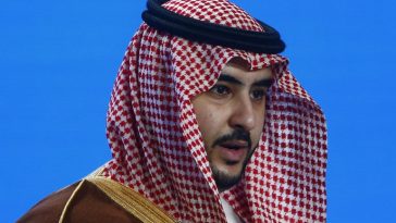 وزير دفاع السعودية يلتقي مفاوضي الحوثيين