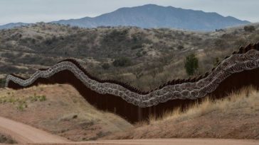 يواجه أنتقادات الجدار الحدودي